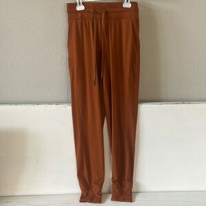 Stunning lululemon joggers in a beautiful rust color. Size 4.